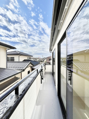 oRj[@A`Balcony`@傫ȋɈ͂܂ꂽĈƁBoRj[`ň|IȊJɕ܂܂BoRj[͗z݂zc󕨂C悭Ƃł܂B