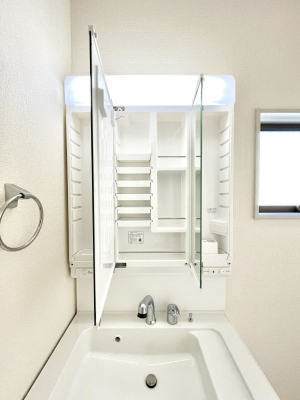 ���̑����ρ@�O�ʋ��̗��ɁA���ϕi��q���p�i�Ȃǂ����[�\�B���ʑ����������ƕۂ��܂��I