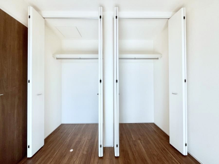 [@`Closet`@ǖʃN[[bg΃^XuKvȂAôȂXbLԂێł܂BꂽXy[XLɊpłBG߂̈ߗނ̕iȂǂՂ[o܂ˁ