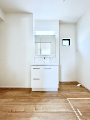 ʑEʏ@`Dressing Room`@\ȑ傫̐ʑ͎[鎖ȂAgȂ݃`FbN⎕ȂǁA̍QԂłzeCNȃXy[Xŗ]TƂƂĒ܂B