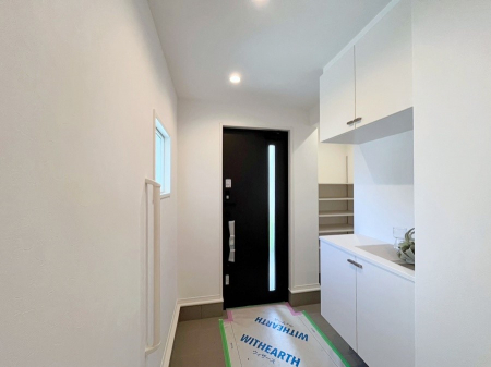 ���ց@�������S�������`Entrance�` �Ƃ̒��ł��q�l���}����ŏ��̏ꏊ�ł��錺�ւ́A�Ƃ̈�ۂ��̂��̂ł��I �L�x�Ȍ��֎��[�ŁA����Y��ɕۂ��Ƃ��o���܂��� ���ւɂ͂����Ղ���[�̉��ʔ��������I  