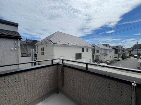 �o���R�j�[�@�������S�������`Balcony�` �傫�ȋ�Ɉ͂܂ꂽ�C�����̂����ƁB�o���R�j�[��`�������ň��|�I�ȊJ�����ɕ�܂�܂��B �o���R�j�[�͗z���������݂��z�c����󕨂��C�����悭�������Ƃ��ł��܂��B