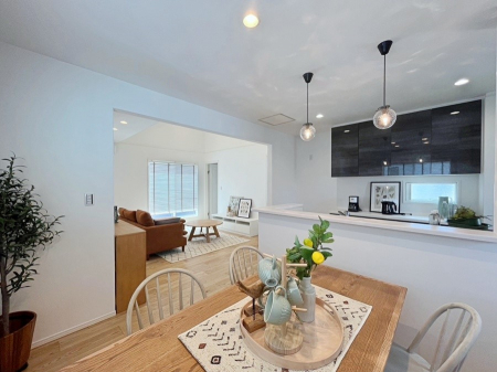 ���r���O�@�������S�������`Living�`�@�Ƒ��̉�b��Ί炪�s���������r���O�ł��B�q���������Ă�p�����Ȃ���A�傫�ȃ\�t�@��_�C�j���O�e�[�u���ł������H���������肭�났�����􂻂�Ȗ������������Ԃł��I