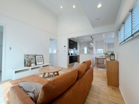 ���r���O�@�������S�������`Living�` �Ƒ��̐H����c���̂ق��A�q�ǂ���V�΂�����A�F�l���������肷��LDK�͏Z�܂��̒��S�B �����ԉ߂����ꏊ������A���̋�Ԃ͏Z�܂��S�̂̋��S�n�����E���܂��B