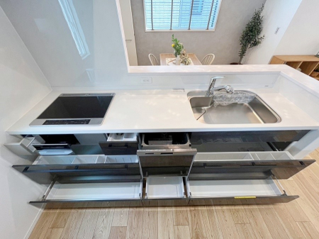 �L�b�`���@�������S�������`Kitchen�`�茳�̎��[����A�����̎��[�܂ł��S�ăX���C�h���ŁA���̃X�y�[�X�܂ŗL���Ɋ��p�ł��܂��B���܂ŏォ�猩�n����̂ŁA���܂ɂ����g��Ȃ����������T�b�Ǝ�o���܂��B 