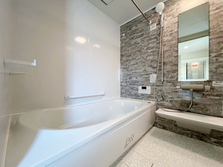 �����@�������S�������`Bath Room�` �������������͋C�̗����Ŗ����Ɍ����ă��t���b�V���B ���������@�\���t���Ă���̂ŁA�􂢏オ�������󕨂��A�J�̓����V�C���C�ɂ������������邱�Ƃ��\�ł��B