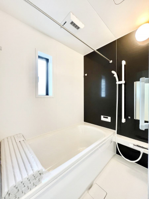 @`Bath Room`@t̃oX[́Ǎ薾邭C̗ǂԂłB邱ƂŁACǍDB芰oX[ŁÃoX^Cy݂ɂȂ肻łB