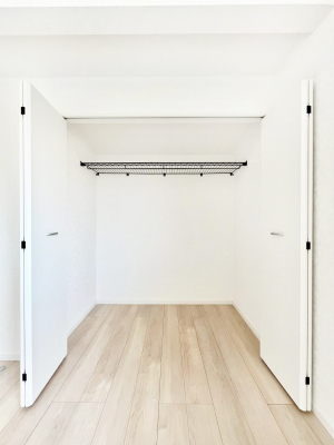 [@`Closet`@ǖʃN[[bg΃^XuKvȂAôȂXbLԂێł܂BꂽXy[XLɊpłBG߂̈ߗނ̕iȂǂՂ[o܂ˁ