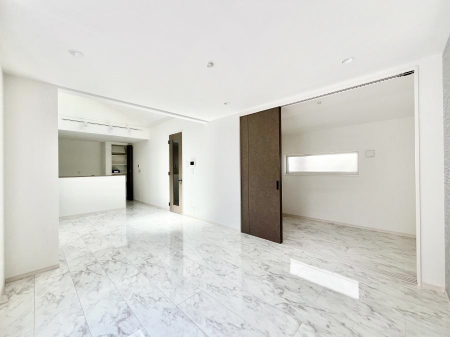 ���r���O�@17���̍L�X���r���O�B�אڂ̏��ւ��J������΂���ɍL�X��Ԃ�  