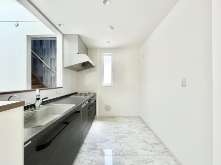 �L�b�`���@�u�₩�ȕ����ʂ蔲����L�b�`���B��������̂Ŗ��邭���C�ɂ��𗧂��܂��B