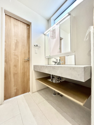 ̑@Q`Dressing Room`  FœꂳĂƁAXbLƐۂ܂B  ̗ɂ͂ՂƎ[Xy[XWI  