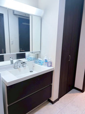 @`Bath Room`@L΂ē邱Ƃ\I̔MdȃoX^CłBqlƂꏏł\ȍLȂ̂ŁArOƂ͈ƑcR̂ЂƎy݂܂B