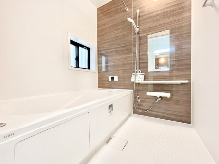 @P`Bath Room`@t̃oX[́Ǎ薾邭C̗ǂԂłB邱ƂŁACǍDB芰oX[ŁÃoX^Cy݂ɂȂ肻łB
