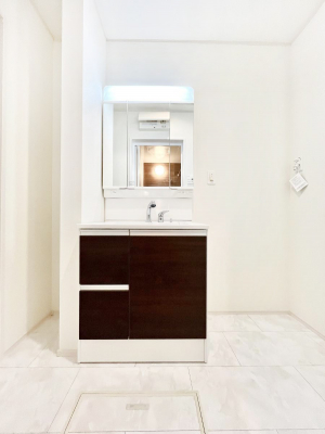 ʑEʏ@P`Dressing Room`@\ȑ傫̐ʑ͎[鎖ȂAgȂ݃`FbN⎕ȂǁA̍QԂłzeCNȃXy[Xŗ]TƂƂĒ܂B
