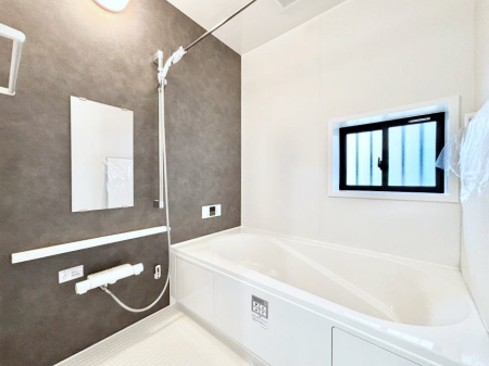 @D`Bath Room`@t̃oX[́Ǎ薾邭C̗ǂԂłB邱ƂŁACǍDB芰oX[ŁÃoX^Cy݂ɂȂ肻łB