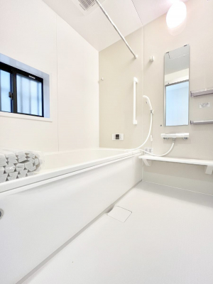 @`Bath Room`@L΂ē邱Ƃ\I̔MdȃoX^CłBqlƂꏏł\ȍLȂ̂ŁArOƂ͈ƑcR̂ЂƎy݂܂B