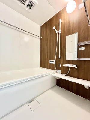 @U`Bath Room`@͋C̗ŖɌătbVB@\tĂ̂Ő􂢏オ󕨂AJ̓VCCɂ邱Ƃ\łB