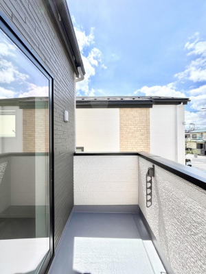 oRj[@U`Balcony`@傫ȋɈ͂܂ꂽĈƁBoRj[`ň|IȊJɕ܂܂BoRj[͗z݂zc󕨂C悭Ƃł܂B