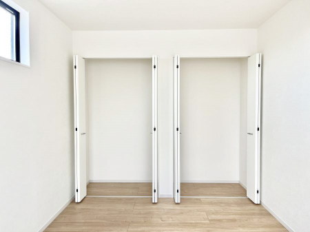 [@`Closet`@ǖʃN[[bg΃^XuKvȂAôȂXbLԂێł܂BꂽXy[XLɊpłBG߂̈ߗނ̕iȂǂՂ[o܂ˁ