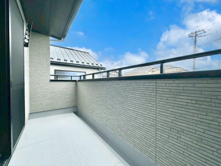 oRj[@Q`Balcony`  傫ȋɈ͂܂ꂽĈƁB  oRj[`ň|IȊJɕ܂܂B  oRj[͗z݂zc󕨂C悭Ƃł܂B