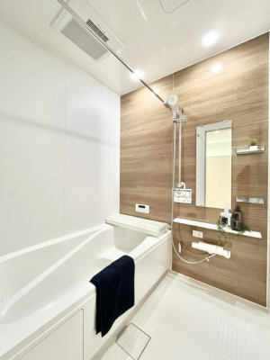 @P`Bath Room`  LXƂ͋C̗ǂoX[B  qlƈꏏɂCɓy݁Avöy[W܂؂ȏuԁB  X̔tbVłłB