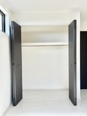 [@`Closet`@ǖʃN[[bg΃^XuKvȂAôȂXbLԂێł܂BꂽXy[XLɊpłBG߂̈ߗނ̕iȂǂՂ[o܂ˁ