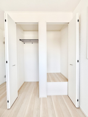 [@`Closet`@ǖʃN[[bg΃^XuKvȂAôȂXbLԂێł܂BꂽXy[XLɊpłBG߂̈ߗނ̕iȂǂՂ[o܂ˁ