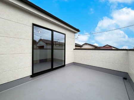 oRj[@`Balcony`  傫ȋɈ͂܂ꂽĈƁBoRj[`ň|IȊJɕ܂܂B  oRj[͗z݂zc󕨂C悭Ƃł܂B