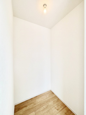 ̑@`Walk-in Closet`@̗mĂVɂȂɂEH[NCN[[bgBmȊOɂAigȂƓdX[cP[XAXgbNiȂǉłЕtԂłB