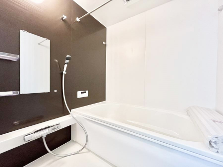 �����@�����`Bath Room�`�@�������Ƒ���L�΂��ē������邱�Ƃ��\�I����̔�������M�d�ȃo�X�^�C���ł��B���q�l�Ƃ��ꏏ�ł��\���ȍL���Ȃ̂ŁA���r���O�Ƃ͈�����Ƒ��c�R�̂ЂƎ������y���݂��������܂��B