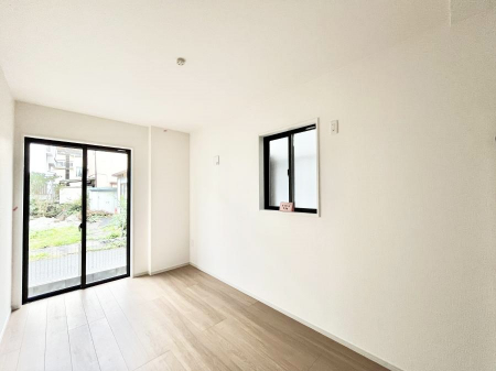 ���̑����ρ@�����`Bed Room�`�@2�ʍ̌����m�ۂ������邢�����́A���ʂ����ǂ��A��ϋ��S�n�̗ǂ���ԂƂȂ��Ă���܂��B�u�₩�ȕ��������ċN���钩�́A���K�����̎n�܂�ɁI���������ʕ����ƂĂ��ǂ��Z�܂���