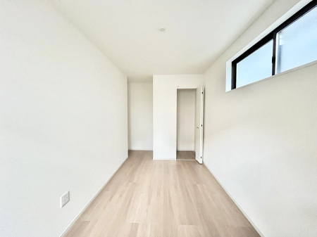 �Q���@�����`Bed Room�`  �S�����ɂ͎��[�N���[�[�b�g�������I���i�g���̂��m���⏬���͂������A�G�ߕ��̂��m���Ȃǂ���������Ɛ������ڂ����܂������܂��B  ������Ԃ��L���g�p�ł��܂��ˁB