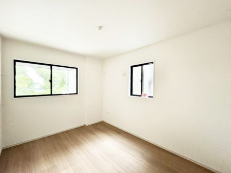 �q�������@�����`Bed Room�`�@�q�������͂��q�l�ɂƂ��đ�Ϗd�Ȗ���������܂��B�q����l�ŉ߂�����Ԃ�^���邱�ƂŁA�h���׋����Ԃ����R�Ƒ����܂����畔���̕Еt����|���Ȃǂ��������ƂɌq����܂��B