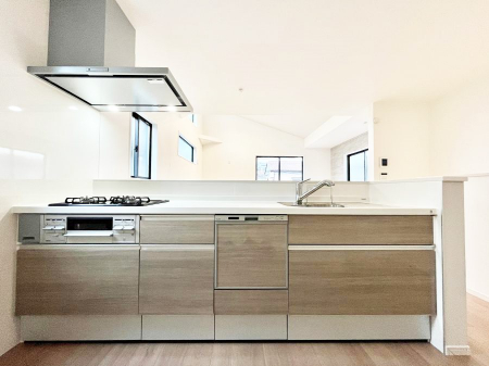 �L�b�`���@�����`Kitchen�`�@��b���e�ރ��r���O�A�������������Ȃ�L�b�`���B�Ƃ́A�������������ł͂Ȃ��A��炵��������A���K�ɂ���ꏊ�B�Ί�̖����A���炬�̓��X�̂��߂ɁA�ŐV�̐ݔ��E�d�l���̗p�B