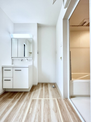 ̑@`Dressing Room`  \ȑ傫̐ʑ͎[鎖ȂAgȂ݃`FbN⎕ȂǁA̍QԂłzeCNȃXy[Xŗ]TƂƂĒ܂B