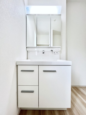 ʑEʏ@`Dressing Room`  FœꂳĂƁAXbLƐۂ܂B  ̗ɂ͂ՂƎ[Xy[XWI  ́AVv@\dāB
