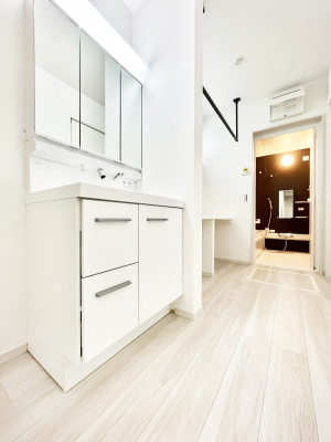 ʑEʏ@`Dressing Room`@\ȑ傫̐ʑ͎[鎖ȂAgȂ݃`FbN⎕ȂǁA̍QԂłzeCNȃXy[Xŗ]TƂƂĒ܂B