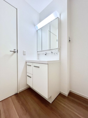 ̑@`Dressing Room`  \ȑ傫̐ʑ͎[鎖ȂAgȂ݃`FbN⎕ȂǁA̍QԂłzeCNȃXy[Xŗ]TƂƂĒ܂B