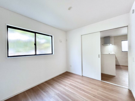 q@`Bed Room`@q͂qlɂƂđϏdȖ܂Bqlŉ߂Ԃ^邱ƂŁAh׋ԂRƑ܂畔̕Еt|ȂǂƂɌq܂B