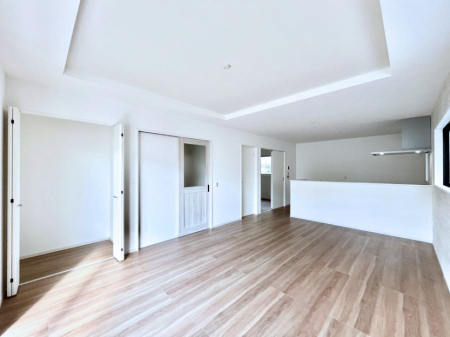 rO@`Living`@Ƒ̈̊LXƂXy[XBƑƉ߂Ԃ؂ɂɃsb^̂Ƃ̏ZԂłBqlĂSČ܂BƑ̏΂ɂڂɕт܂B