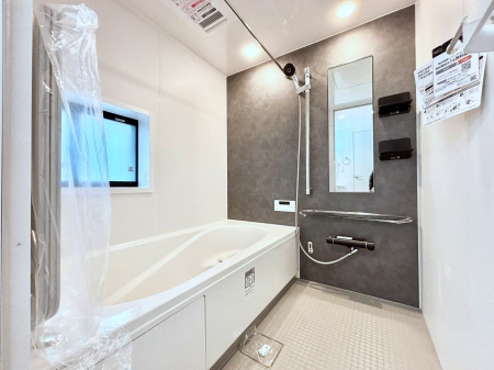 �����@�������Q�������`Bath Room�`�@���t���̃o�X���[���́A�̌������薾�邭�C�����̗ǂ���Ԃł��B�������邱�ƂŁA���C�����ǍD�B������芰����o�X���[���ŁA�����̃o�X�^�C�����y���݂ɂȂ肻���ł��B