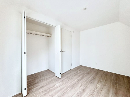 �q�������@�������Q�������`Bed Room�`�@�q�������͂��q�l�ɂƂ��đ�Ϗd�Ȗ���������܂��B�q����l�ŉ߂�����Ԃ�^���邱�ƂŁA�h���׋����Ԃ����R�Ƒ����܂����畔���̕Еt����|���Ȃǂ��������ƂɌq����܂��B