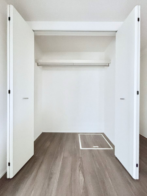 ���[�@�������Q�������`Closet�`�@�ǖʃN���[�[�b�g������΃^���X��u���K�v���Ȃ��A�o������̂Ȃ��X�b�L����Ԃ��ێ��ł��܂��B����ꂽ�X�y�[�X��L���Ɋ��p�ł������B�ߗނ��̕i�Ȃǂ����Ղ���[�o���܂��ˁ�