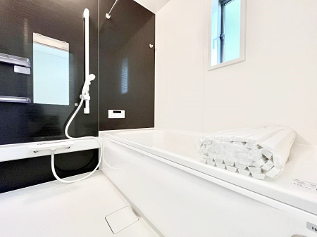 @P`Bath Room`  LXƂ͋C̗ǂoX[B  qlƈꏏɂCɓy݁Avöy[W܂؂ȏuԁB  X̔tbVłłB