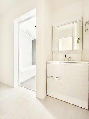 ���̑��@�����`Dressing Room�`�@���邭����������p�E�_�[���[���B�����g���ꏊ�����炱���A���K�ȋ�ԂƂȂ��Ă���܂��B�V�����v�[�h���b�T�[���̗p���Ă���܂��̂ŁA���V��������y�ɏo���܂��B