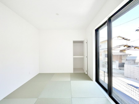 ���̑����ρ@�����`Japanese Room�`�@LDK�אڂ̘a���́A�A�C���������Ȃǉ��l�̉Ǝ��X�y�[�X�Ƃ��āA�܂������Ȃ��q�l�̂��邲�ƒ�ł͂����Q�₨�ނւ��̏�Ƃ��Ă����p���������܂��B