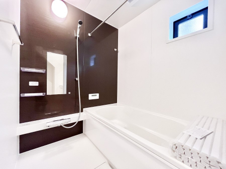 �����@�����`Bath Room�`�@�������������͋C�̗����Ŗ����Ɍ����ă��t���b�V���B���������@�\���t���Ă���̂ŗׂ̐���@�u����Ő􂢏オ�������󕨂��A�J�̓����V�C���C�ɂ������������邱�Ƃ��\�ł��B