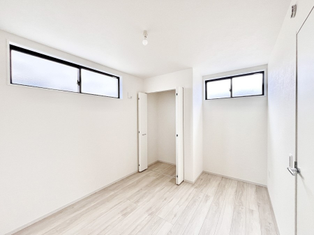 �q�������@�����`Bed Room�`�@�q�������͂��q�l�ɂƂ��đ�Ϗd�Ȗ���������܂��B�q����l�ŉ߂�����Ԃ�^���邱�ƂŁA�h���׋����Ԃ����R�Ƒ����܂����畔���̕Еt����|���Ȃǂ��������ƂɌq����܂��B