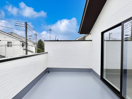 �o���R�j�[�@�����`Balcony�`�@������̃o���R�j�[�̑O�ɂ͉_�ȊO�ɑ��z���Ղ���̂�����܂���B�����󕨂������₷���A����薾�邭�C�����̂������������Ă��܂��B�g���₷���J���I�ȃo���R�j�[�ł���