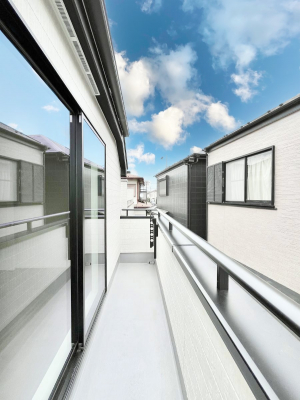 �o���R�j�[�@������A�������`Balcony�`�@������̃o���R�j�[�̑O�ɂ͉_�ȊO�ɑ��z���Ղ���̂�����܂���B�����󕨂������₷���A����薾�邭�C�����̂������������Ă��܂��B�Ƒ��S�����̐��󕨂���C�Ɋ����܂��B